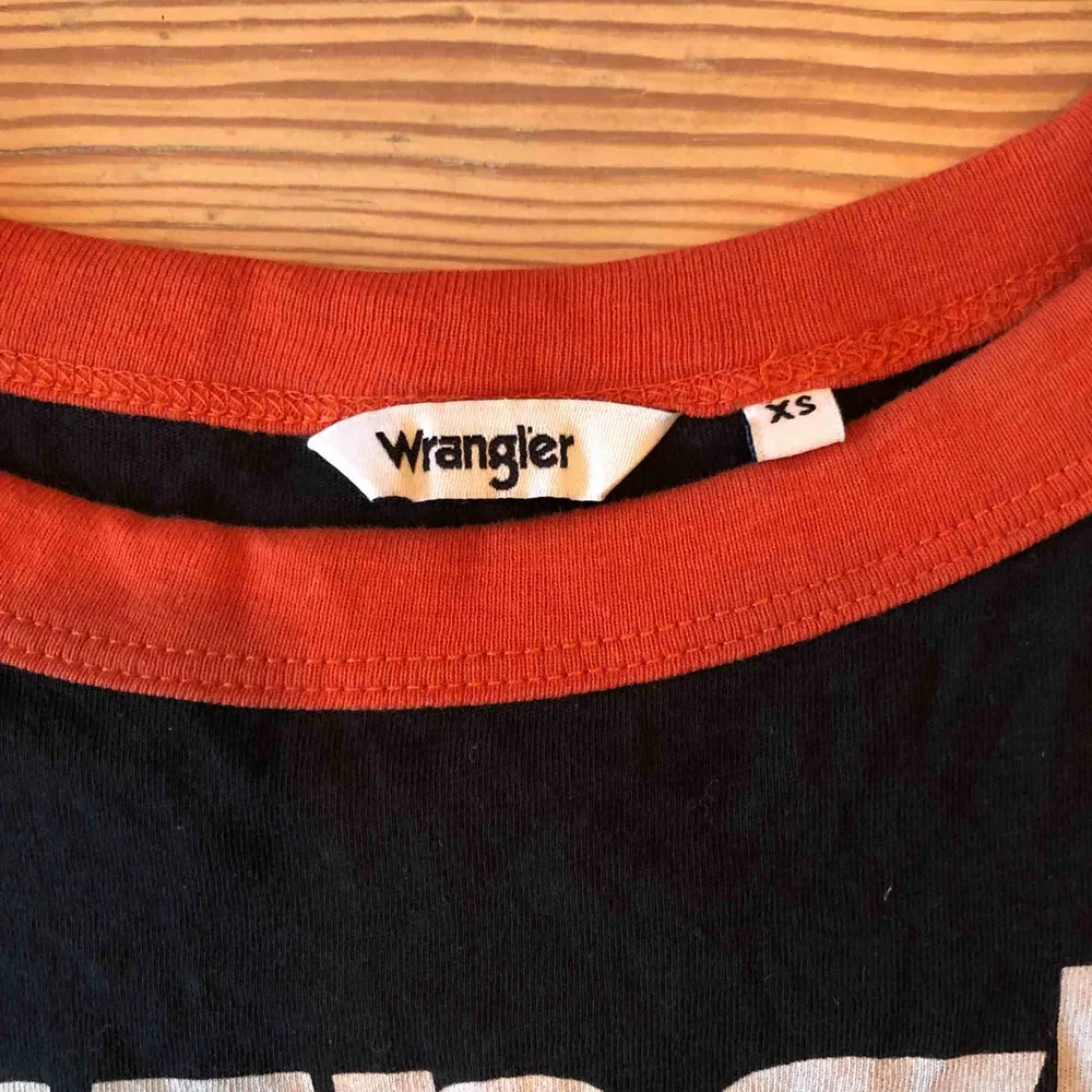 Säljer denna t shirt från Wrangler i nyskick, endast använd en gång, jätteskön och stretchig i materialet. Kan mötas upp i Umeå eller så kan jag skicka den men då står köparen för frakten☺️. T-shirts.