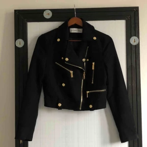  - helt oanvänd svart jacka med gulddetaljer, materialet är suede/velvet-aktig!! Strl 38, dock väldigt liten i storlek, skulle säga den passar bäst för de som har 34/36🦋 möter upp i sthlms området annars står köparen för frakt! 
