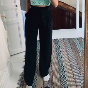  - Långa raka kostymbyxor från hm. Använda endast 3 gånger😊 Storlek 36