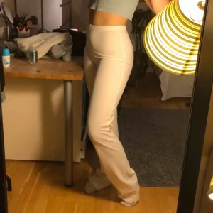  - Vita byxor från Nelly, använda endast 1 gång! Säljer pga för långa i benen så man kanske kan sy upp dom eller något liknande. Kan mötas upp i Stockholm eller frakta.