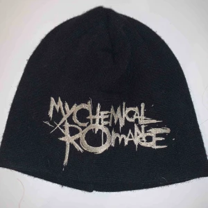  - My Chemical Romance mössa som köptes på en marknad. Den är väldigt liten så passar dig med litet huvud. Endast testad. Köparen står för frakt men kan mötas upp i Karlskoga/Örebro