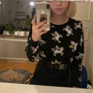  - Sweater från H&M i strl M men sitter som en S. Fint skick. Köparen står för frakt men kan mötas upp i Karlskoga/Örebro 