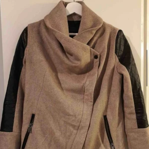  - Jacka i från zara . Storlek s 