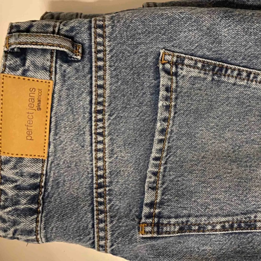 Säljer helt nyköpta mom jeans från Gina Tricot, prislappen kvar! Storlek 38. Säljer pågrund av fel storlek. Nypris 499kr Säljer för 450kr + frakt! Står ej för postens slarv. Jeans & Byxor.