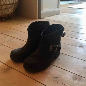 Svarta Urban Project boots  - Snygga Urban Project bikerboots i svart läder. Jag har stlk 37/38 och dessa har passat perfekt. Supersköna och passar till typ allt.  I gott skick och använda fåtal gånger. Originalpris 1200kr.  Fraktkostnad tillkommer om postas. 