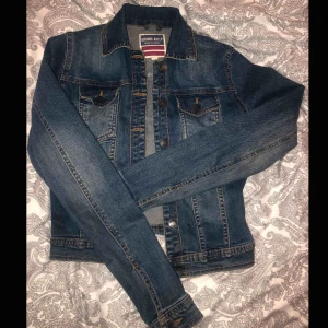  - Fin jeansjacka från serious sally, fickor på framsidan med fina detaljer. Storlek 34/XS 💙 
