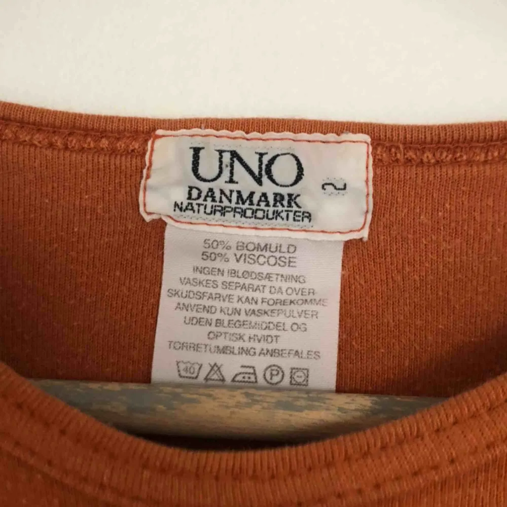 Orange vintage jumper från märket UNO Danmark. Frakt 40kr!. Hoodies.