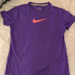  - Nike t shirt  Storlek S 