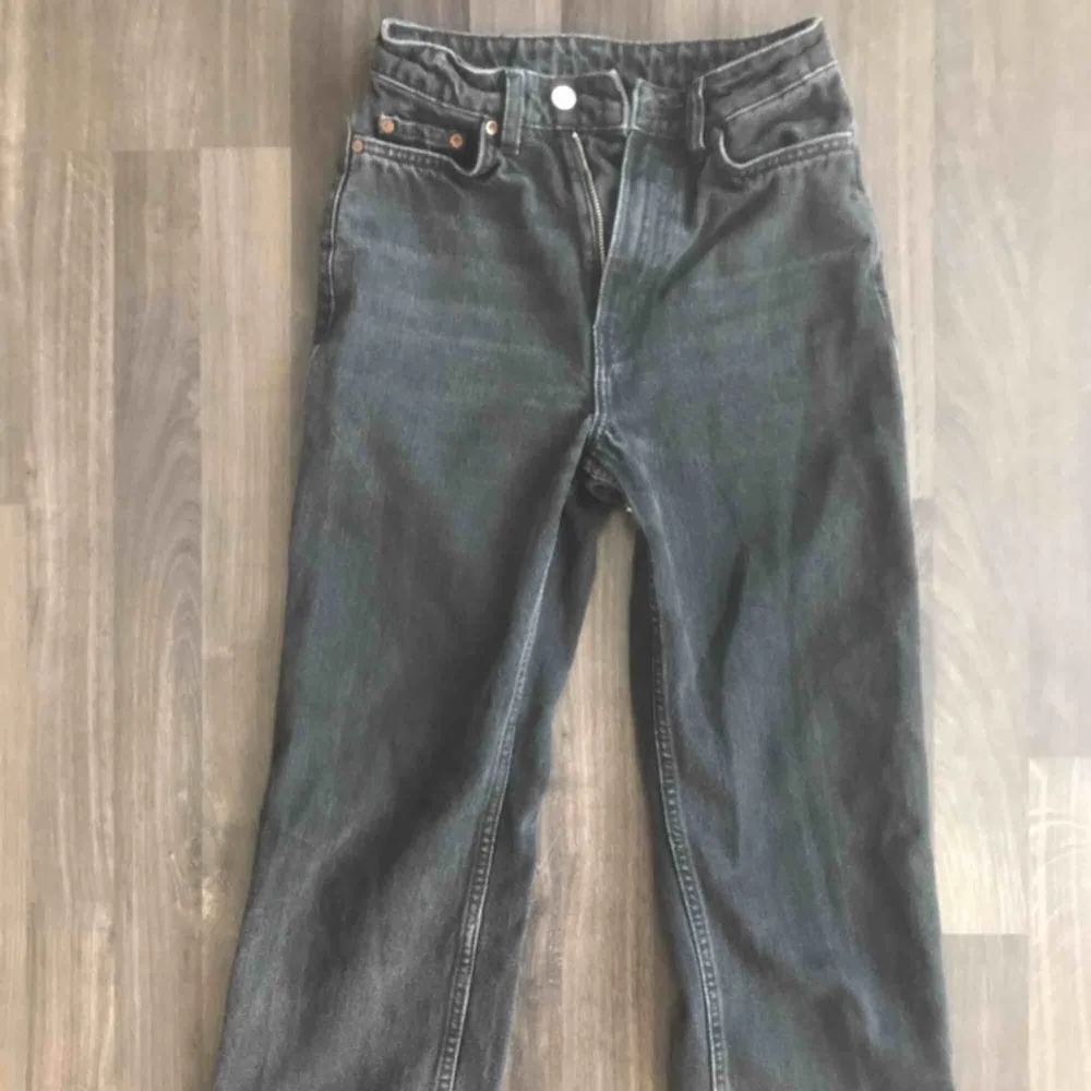 Ett par najs svarta jeans i modellen Row från Weekday, säljer då de inte längre passar mig i storleken! Men innan var det mina favorit byxor!!. Jeans & Byxor.