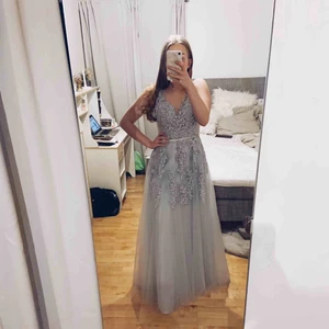  - Balklänning storlek 34. Passar mig perfekt i längd som är 164 cm om jag har klackar till! Köpt i Göteborg, nypris 3500 kronor. Byst: 85 cm Midja: 68 cm Höft: 93 cm Längd: 147 cm