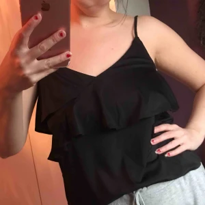  - Linne från HM i strl S. Aldrig använd. Glansigt material. Betala gärna med swish. Frakt blir 35 kr. Kan samfrakta om du köper flera varor av mig!