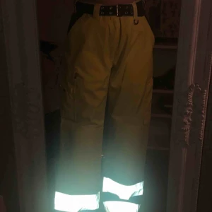  - Snygga neon cargopants med reflexer. Midjemått 82-86 är för stora för mig som är S men sitter fint med ett bälte. Frakt tillkommer😗