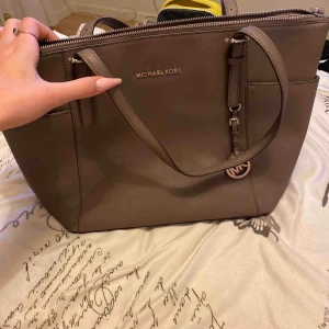  - Väska som är ganska använd. Har lite små fläckar in i väskans innefack. Originalpris 3600.