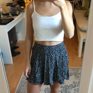  - Mörkblå, blommig, fin kjol från bik bok, använd fåtal gånger. 