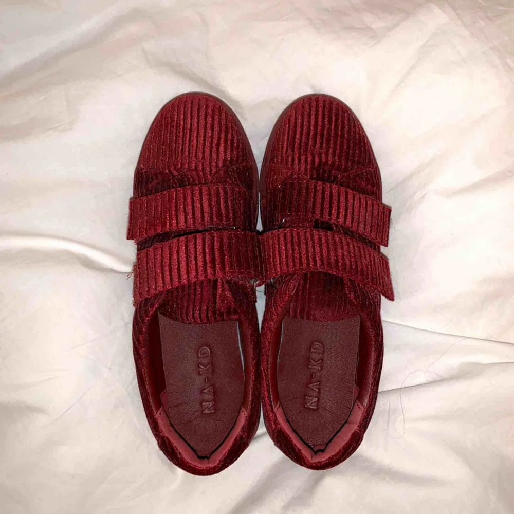 Vinröda skor från na-kd, säljer för att de tyvärr inte används. 120kr inklusive frakt. Skor.