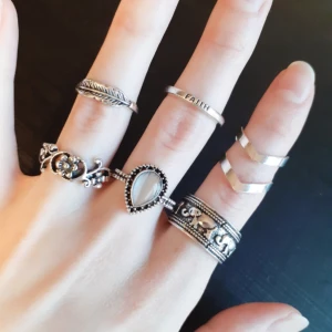  - 6pack ringset-HOPP♡Material: Alloy,Acrylic,Crystal. Färg: Silver. Märke: New Week. Frakt: 11:-