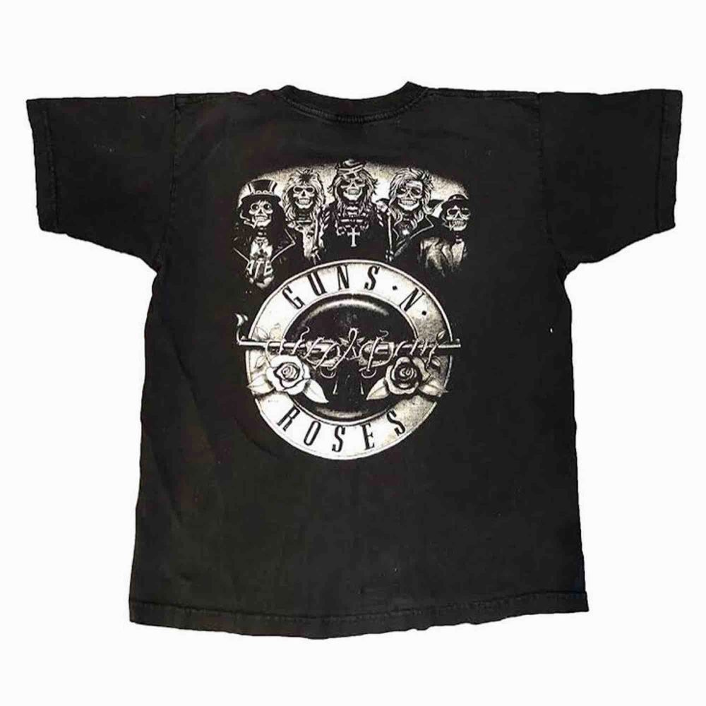 Säljer denna tvärfeta vintage Guns N’ Roses T-shortsen. Tröjan är i perfekt vintage kondition. T-shirts.