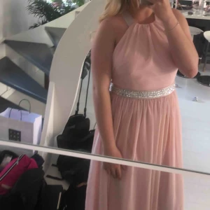  - Balklänning från bubbleroom, köpt för 1000kr, klänningen är uppsydd så den är exakt ner till marken för mig och jag är 168 lång (jag hade platta skor) endast använd en kväll pris går att diskuteras