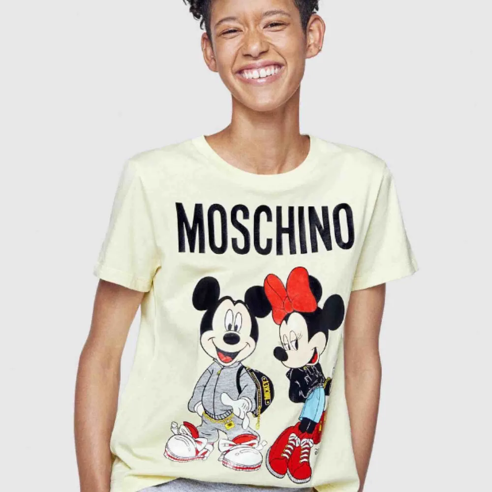 Moschino t-shirt , i storlek S. T-shirts.