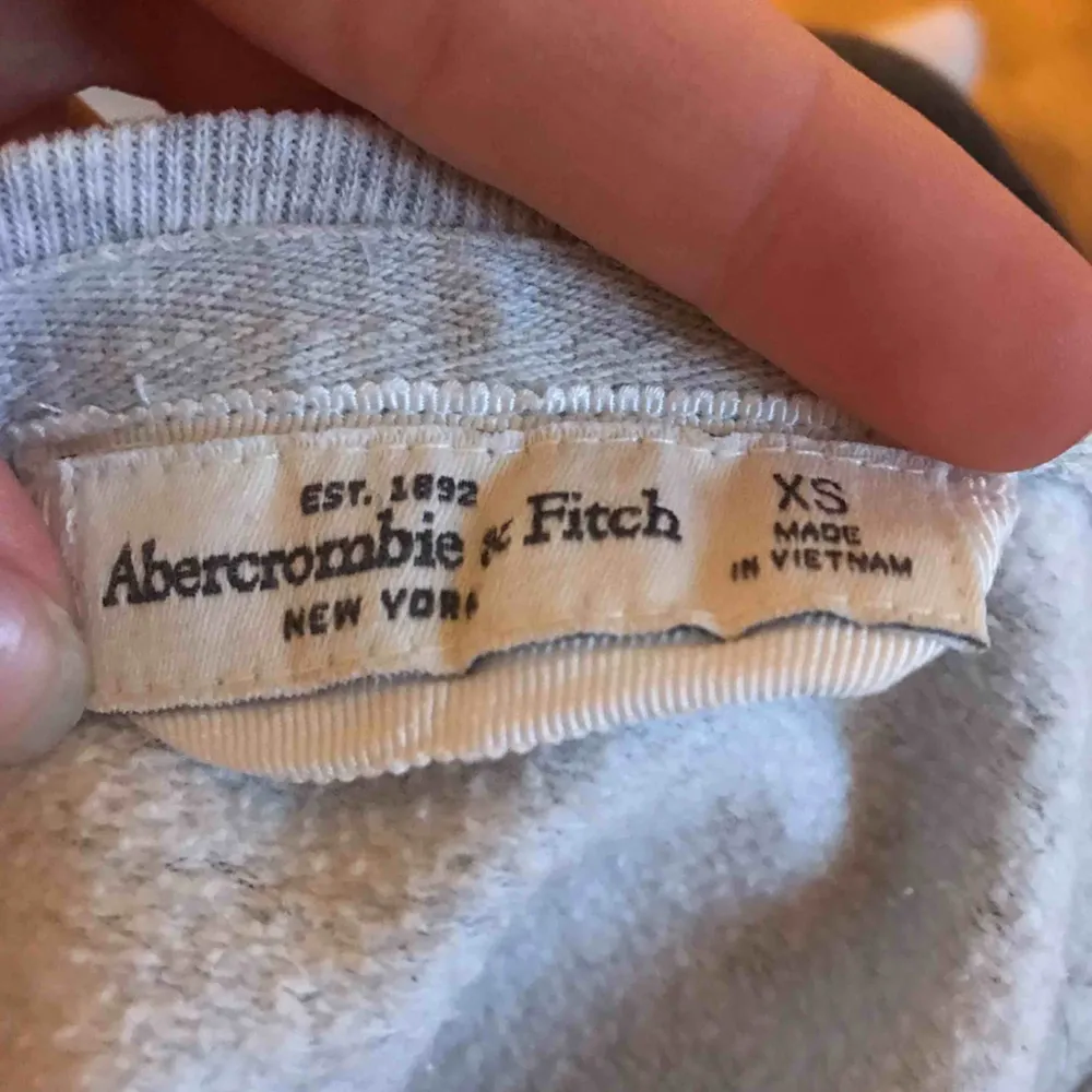Jag säljer en Abercrombie & Fitch sweatshirt med jättefina paljettbokstäver på. Storlek xs⭐️💗 Knappt använd.. Tröjor & Koftor.