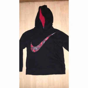  - Snygg hoodie som passar bra om du har storlek XS. Fint skick, köparen står för frakten