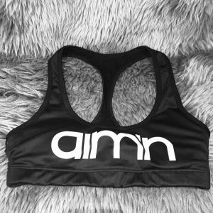  - Säljer min träningstopp från aimn som aldrig kommer till användning då den sen en lång tid tillbaka är för liten. Passar er som har mindre byst då den inte är så ”hög” framtill, har även lite vaddering💞 köparen står för frakt