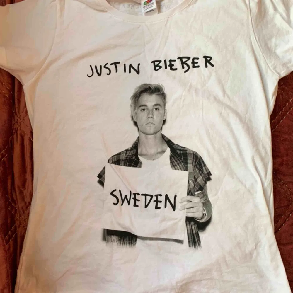 helt ny Justin Bieber t shirt 👚 från hans turné 😌 köpare står för frakt eller möts upp i Sthlm! . T-shirts.