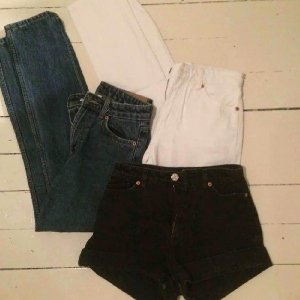 TVÅ par jeans och ett par shorts i strlk xxs för 200kr tillsammans! (går att köpa för sig också) De mörkblå är från weekday (modell: seattle), de andra från monki! ⚡️skriv för fler bilder:). Jeans & Byxor.