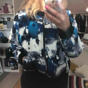  - Oversize collage-jacka som är så sjukt snygg!  I nyskick!