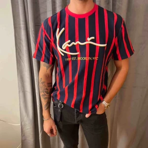  - Säljer denna t-shirt från märket Karl Kani då den inte används tillräckligt, den har använts fåtalet gånger så den är i mycket fint skick!🪐