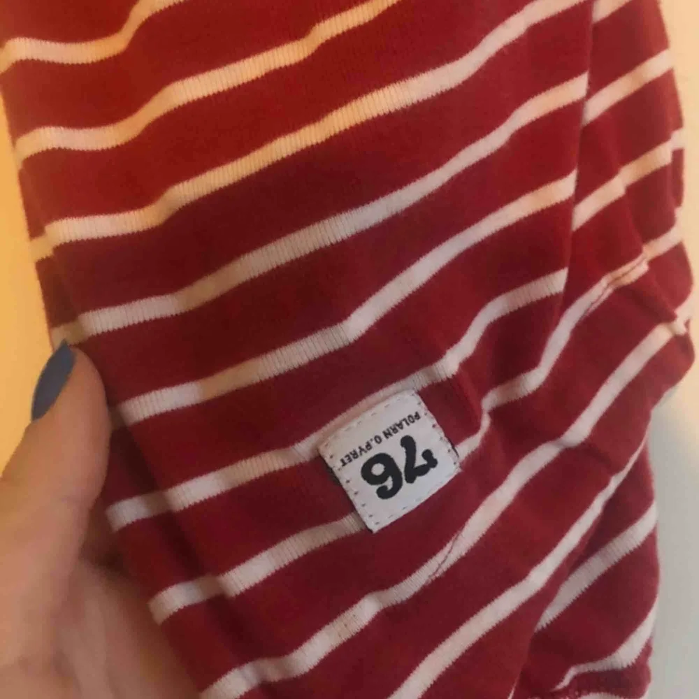 Jättesöt pyjamas som jag vuxit ur, det finns ett pyttelitet hål i sömmen mellan benen som jag lagat, därav det låga priset 😊 Ursprungspris: 700kr  Kan mötas upp i karlskrona eller växjö men även frakta, köparen står för frakten!. Övrigt.