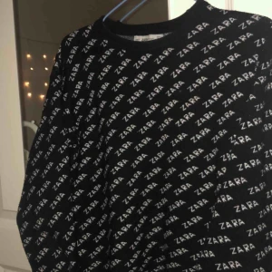  - 💫Säljer min älskade Zara tröja då den har blivit för liten:/ 💕använd för ett tag sen några fåtalgånger i ett rök och pälsfritt hem💕 hör av dig om du har någon fundering<3