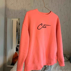  - En fin rosa tjocktröja från mango där det står cute med svarta bokstäver. Använt fåtal gånger så är som ny och är väldigt skön! Köparen står för frakten❤️