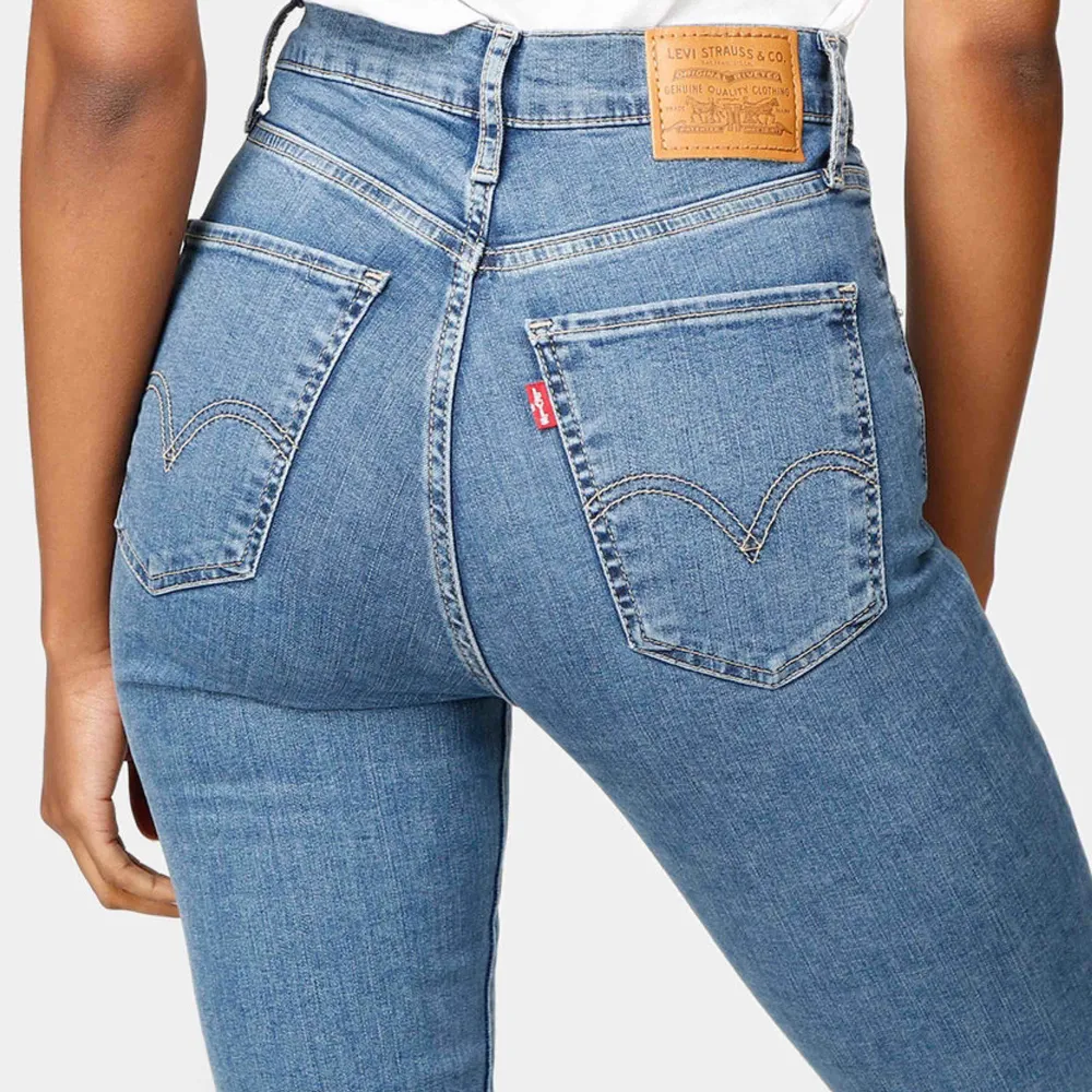 Säljer mina Levi’s Mile high skinny jeans i storlek 25/32 i mycket fint skick!! Högsta erbjudande eller 250 kronor. Är töjbara! Vid snabb affär kan jag tänka mig att stå för en del av frakten! ✨✨. Jeans & Byxor.
