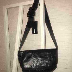  - Säljer denna trendiga jättefina rymliga väska ifrån weekday som aldrig är använd, prislappen är på. Inköpspris 350 kr. Fraktar eller möts upp i Stockholm.