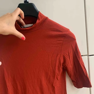  - Roströd kortärmad polo. Sitter tight. Riktigt snygg!!