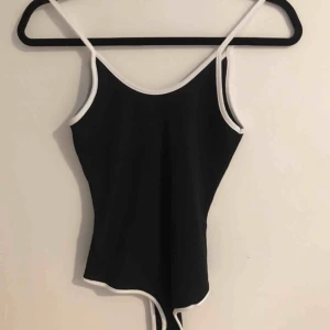  - Jättesnygg body/linne i svart med vita detaljer! Aldrig använd💓💓
