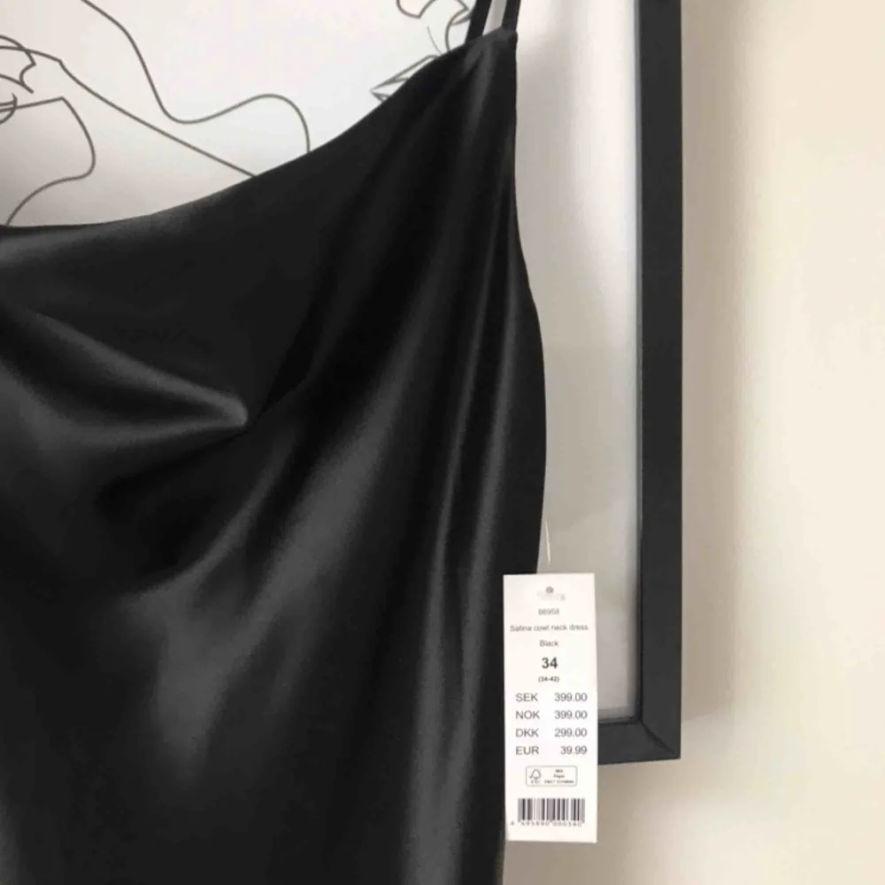 Otroligt fin figursydd siden slip in dress från Gina! Svart med jättefin neckline och med slitsar på sidorna❤️ Endast använd en gång och är i jättefint skick!! Originalpris 399kr. Gratis frakt!🥰🥰. Klänningar.