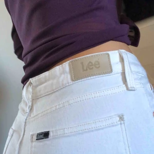  - Helt oanvända Lee-jeans, de går ”rakt” där nere. Jag är 167cm & de sitter perfekt. Frakt ingår i priset :-p