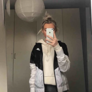  - Detta är en skit snygg nike jacka köpt på stadium men kommer inte till användning, den ser knappt använt ut då den heller inte är det!  