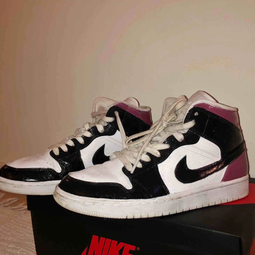Customized Jordan 1 i strl 39. Gjorda av mitt ex med Angelus-färg o behöver därför vårdas bättre (kanske fyllas i?) än vanliga AJ1s då färgen kan ”crack” av användning. Använda 2 månader, lite smutsiga skosnören och på tyget. Köparen står för frakt :-) . Skor.