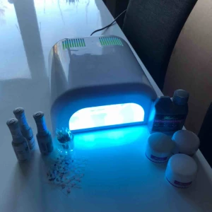  - Uv lampa med lite tillbehör. (Tillbehören är inte nya eller oanvända). Kunden står för frakt.