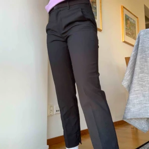  - Knappt använda, svarta kostym byxor från Zara 🌿 i storlek S.   Möts upp i Stockholm, annars står köparen för fraktkostnaden 