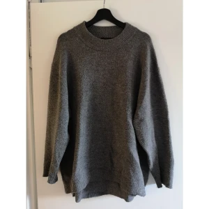  - Mysig oversize stickad grå tröja från Zara. Behöver noppas av. 