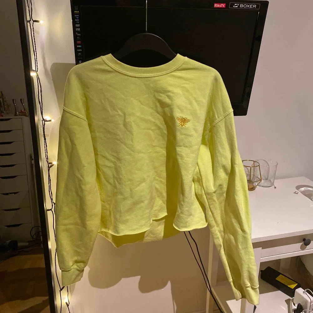 Skit cool neon gul sweatshirt från river island. Nypris: ca 250/300kr . Hoodies.