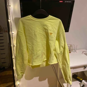  - Skit cool neon gul sweatshirt från river island. Nypris: ca 250/300kr 