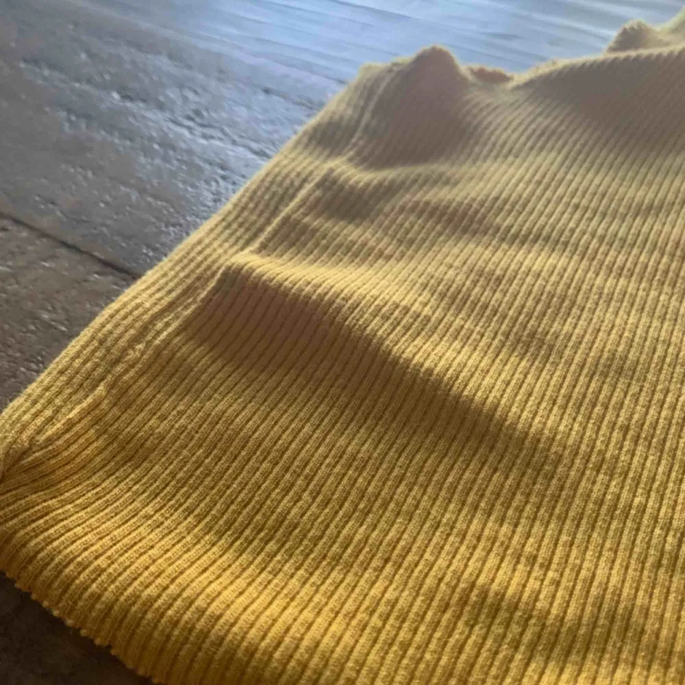 Ett gult crop linne från Zara, knappt använd. 30 kr + frakt :) . Toppar.