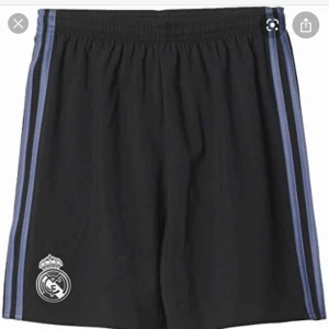  - real madrid shorts från spanien storlek m mendu har på dig xs/s och som vill ha lite lösa shorts så passar dom här dig jag själv har haft på mig dom några gånger  jag har på mig storlek xs men dom passar mig bra