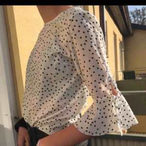  - Jätte fin stjärn blus/tröja, passar jätte bra under en skinnjacka eller i sommar😁 