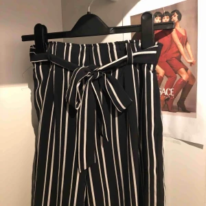  - Randiga luftiga byxor i rakmodell i storlek S, med knytband vid midjan. Dm för info/intresse ✨